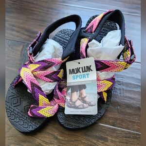 Muk luks sport NWT sandal pink chevron size 9.